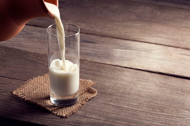 pichet servant du lait dans un verre