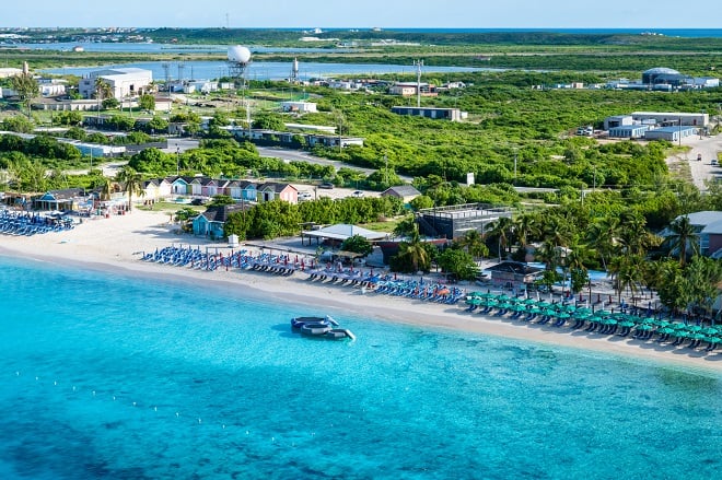 La plage Grand Turk dans les îles Turques-et-Caïques