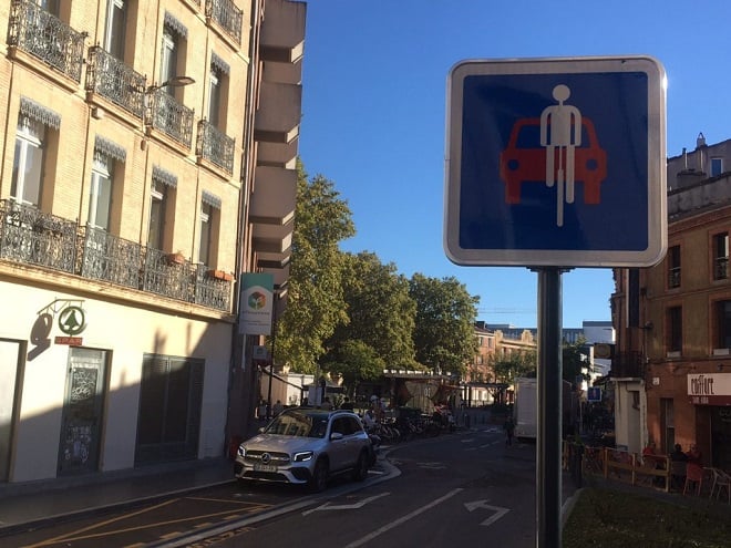 panneau expérimental voiture-vélo testé à Toulouse