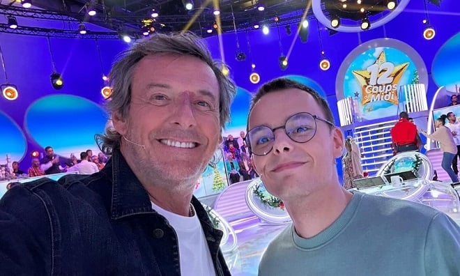 selfie montrant Jean-Luc Reichmann et le champion Émilien des 12 Coups de midi