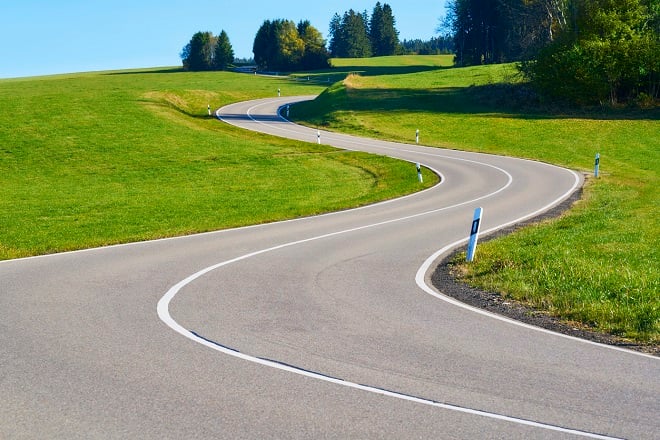 route avec virage et ligne blanche continue