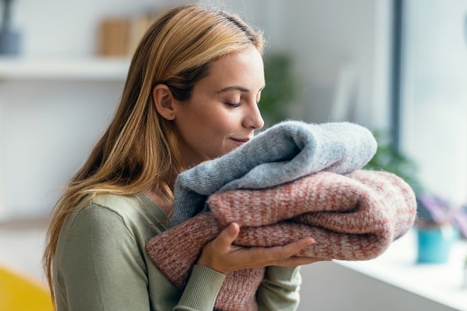 jeune femme sentant le linge propre