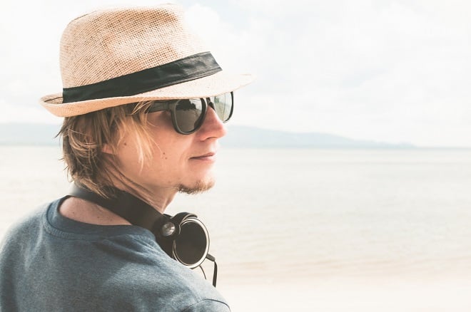 jeune homme avec chapeau, casque et lunettes de soleil