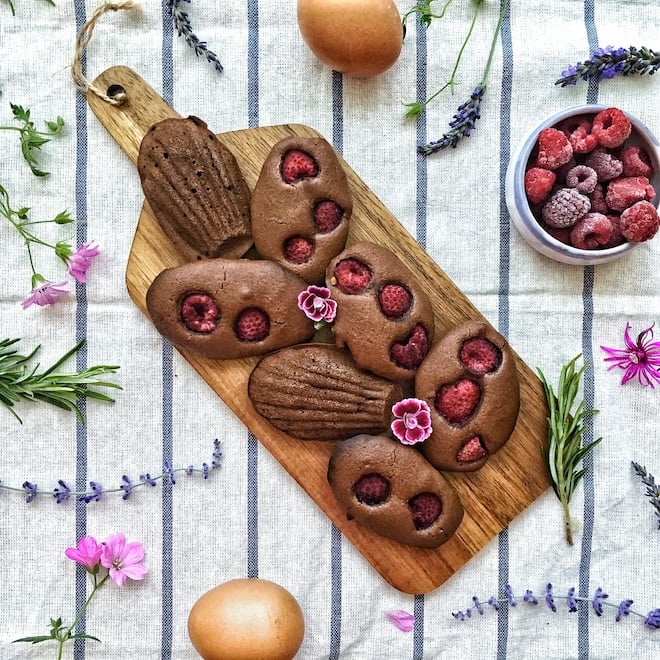 planche de madeleines au chocolat et framboises