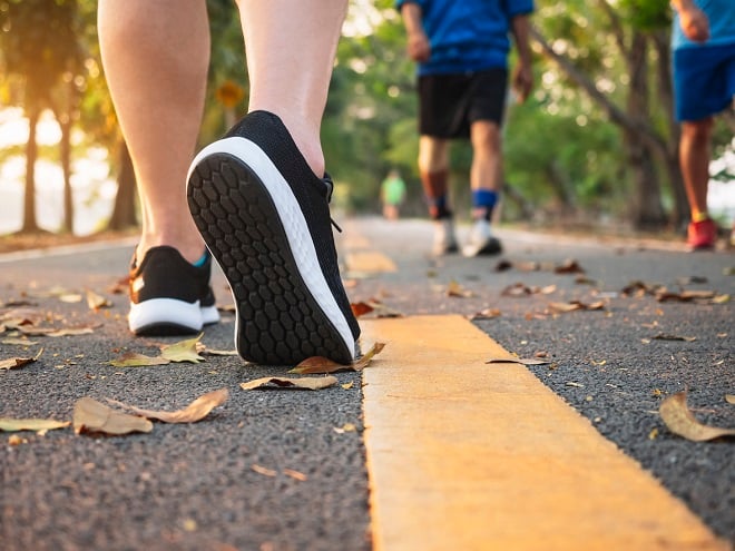 Homme faisant un exercice de marche dans la rue