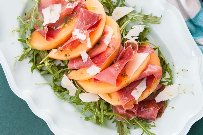 Assiette de melon au jambon avec de la roquette