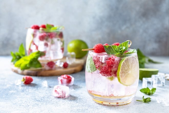 cocktail pétillant aux framboises et citron vert