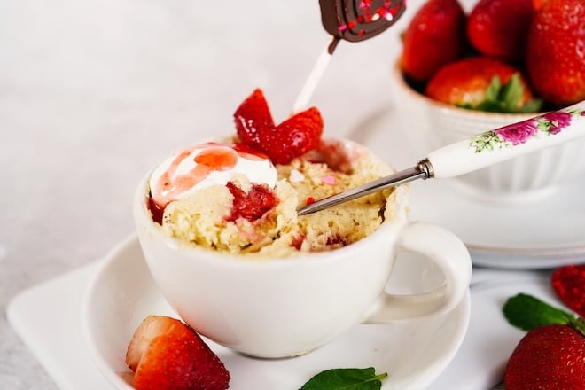 gâteau cuit dans une tasse avec des fraises