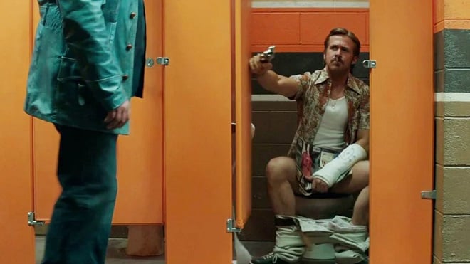  Extrait tiré de The Nice Guys dans la scène des toilettes