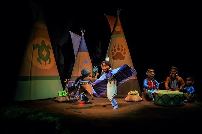 nouvelle attraction Peter Pan montrant le peuple amérindien danser