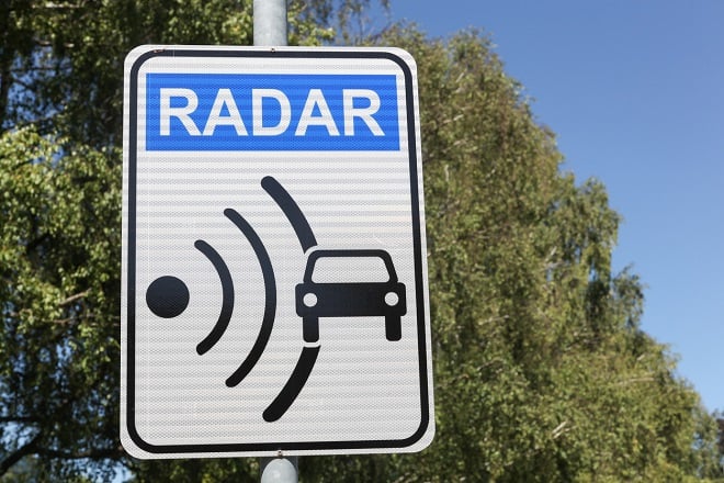 Panneau radar sur la route