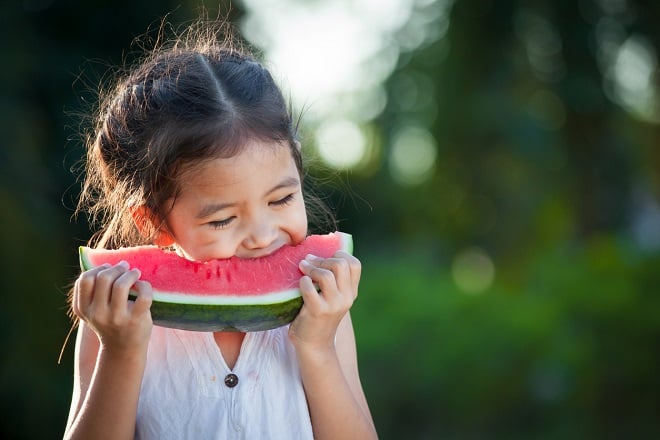 petite fille mangeant une pastèque