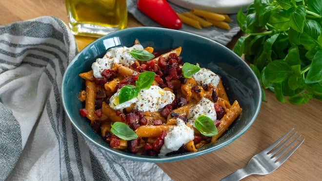 assiette de pâtes au chorizo et burrata