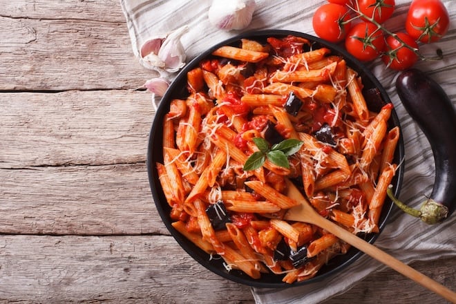 plat de pâtes à la sauce tomate et aux aubergines