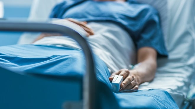 patient allongé dans un lit d'hôpital