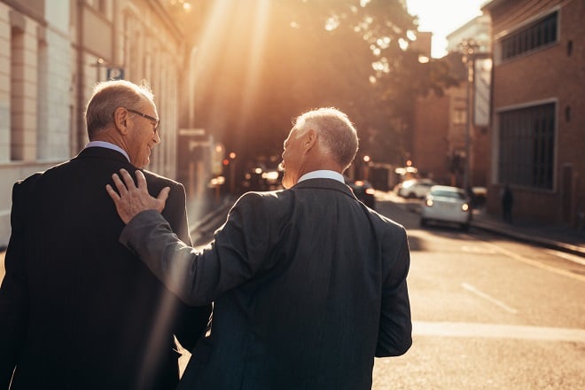 Deux dirigeants d'entreprise marchant ensemble dans la rue