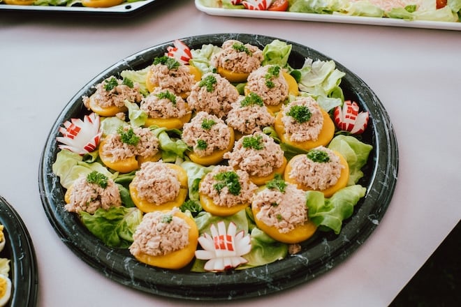 plateau de pêches farcies au thon sur de la salade