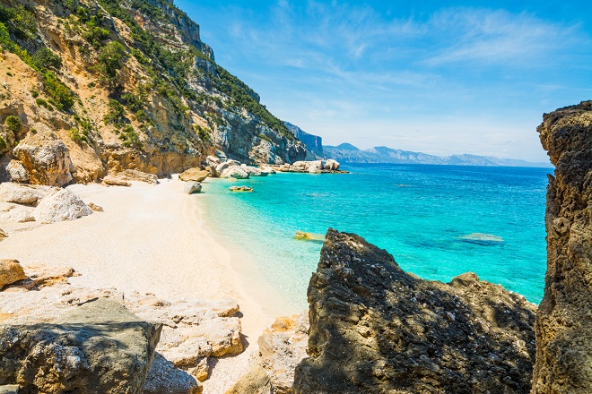 paysage paradisiaque de la plage de Cala Mariolu en Sardaigne