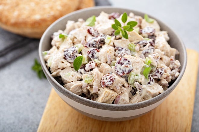 Bol de salade de poulet aux cerises.