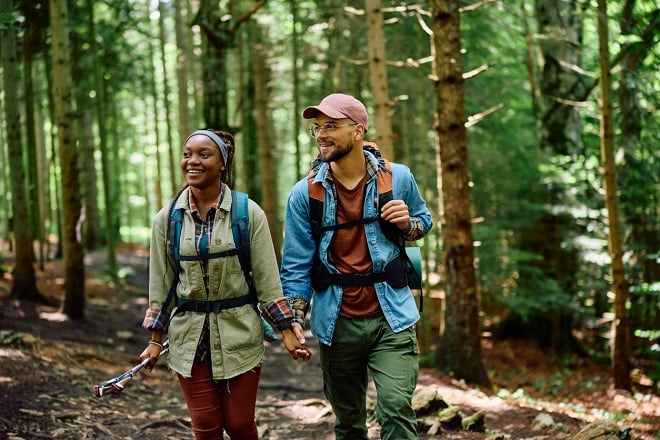 jeune couple se promenant dans la forêt