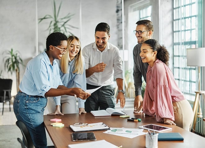 Collègues effectuant un travail d'équipe