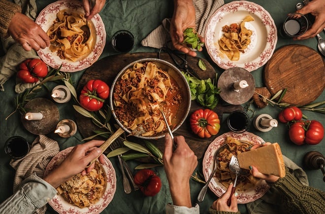 famille partageant une repas autour d'une table