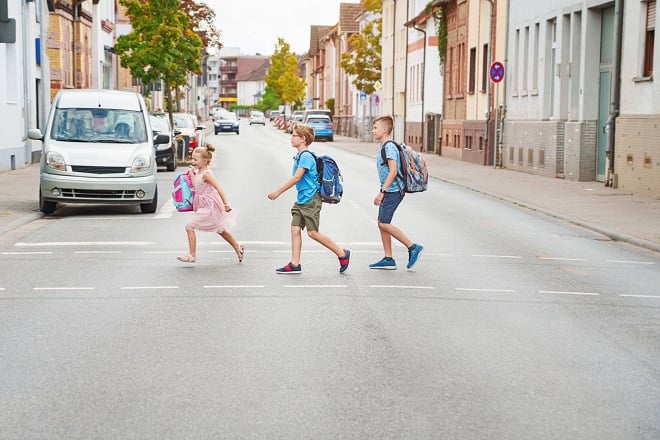 Écoliers traversant la route