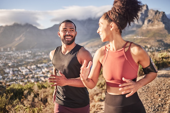 un homme et une femme faisant du running