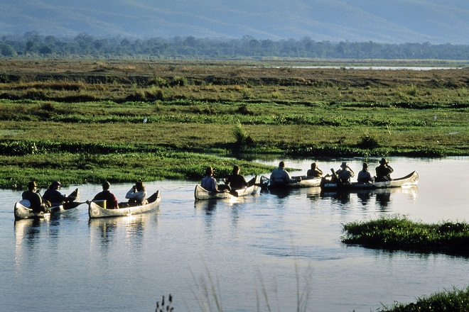 safari sur canoë sur le fleuve Zambèze