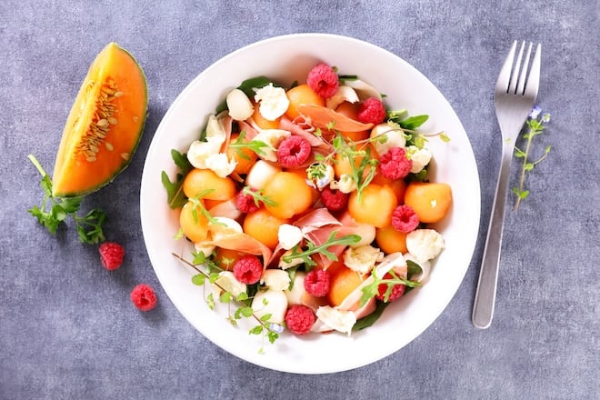 assiette de salade au melon framboises et jambon