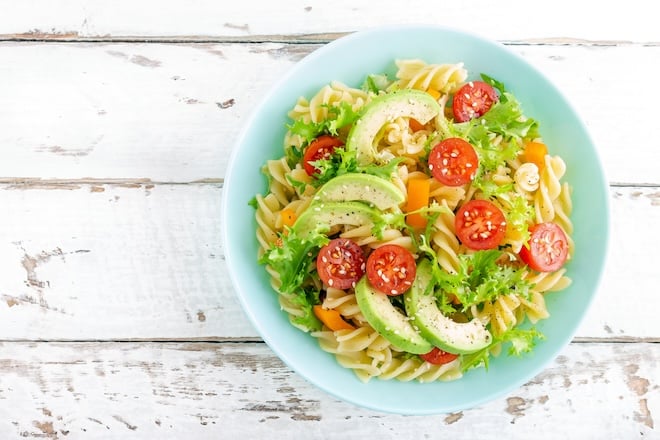 Assiette de salade de pâtes au melon, avocat et tomate