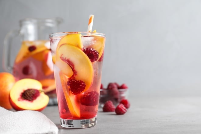 cocktail aux pêches et aux framboises