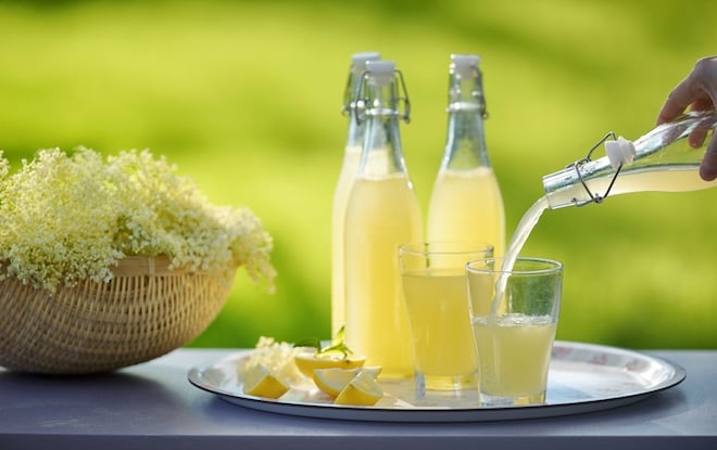 sirop de citron dans une bouteille