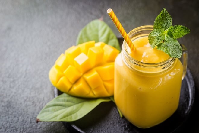 grand verre de smoothie à la mangue