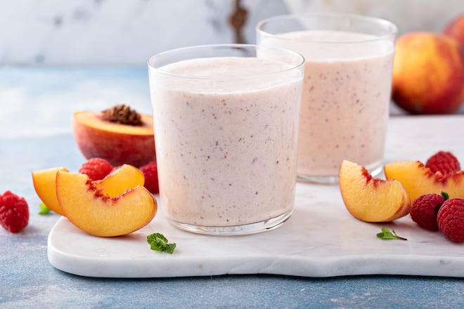 verre de smoothie à la pêche et aux framboises