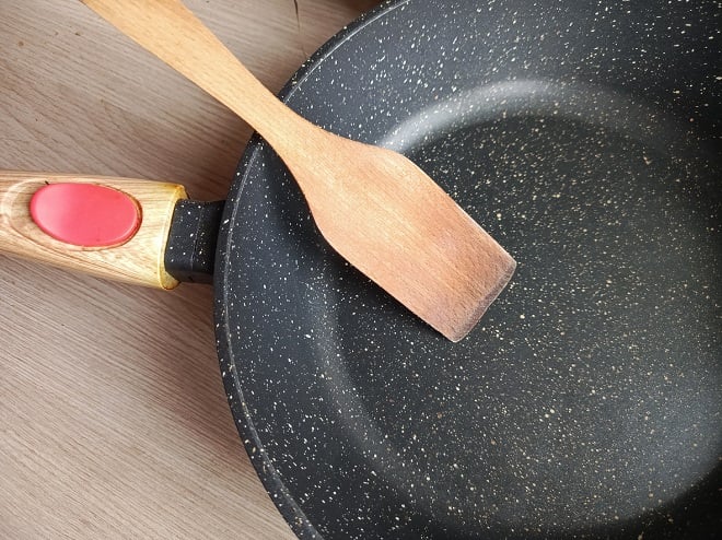 Poêle anti-adhésive avec une spatule en bois