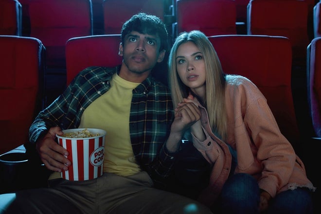 jeune couple effrayé au cinéma