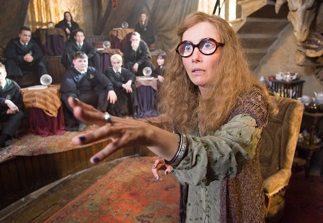 extrait tiré de Harry Potter montrant le professeur Trelawney