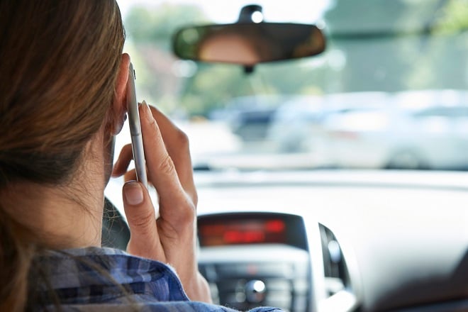 femme au volant en train de passer un appel téléphonique