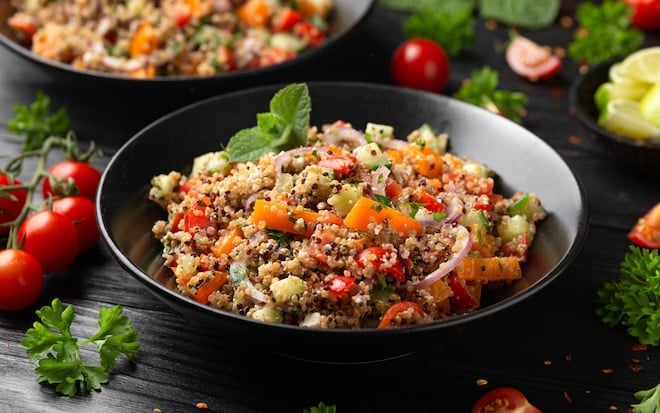 Assiette de taboulé au boulghour et légumes