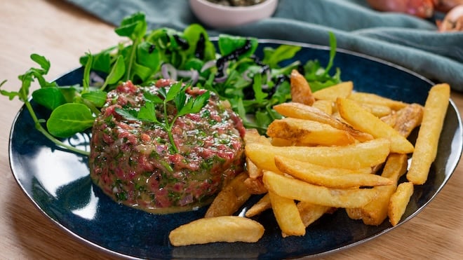 tartare de boeuf accompagné de salade et de frites