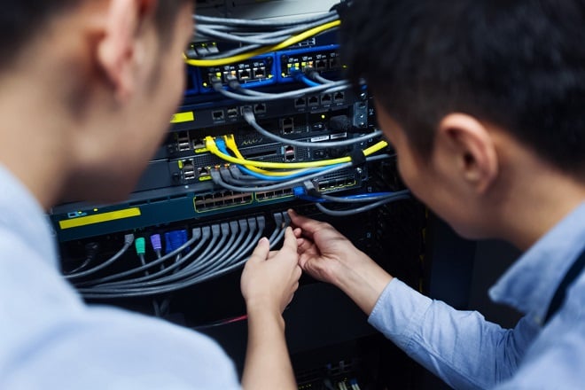 Ingénieur inspectant des câbles internet