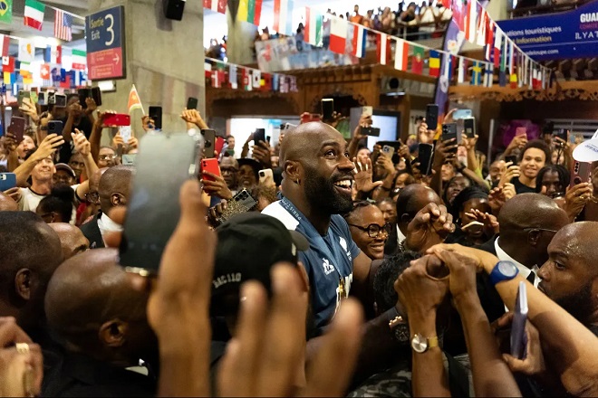 Teddy Riner salué par la foule à l'aéroport en Guadeloupe