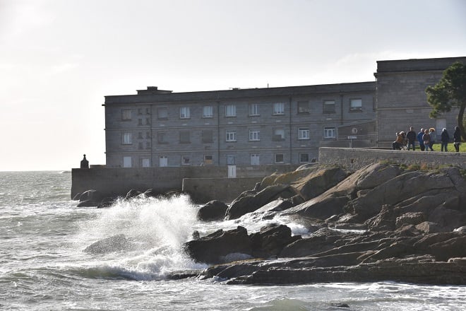 mer agitée sur la côte bretonne à Larmor Plage