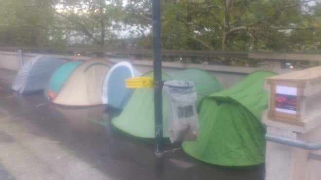 tentes de fans installées devant le Stade de France