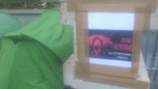 tente installé à côté du poster de la tournée Nevermore de Mylène Farmer