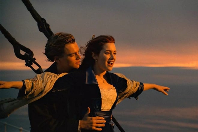 Extrait tiré de Titanic montrant Jack et Rose sur le bateau