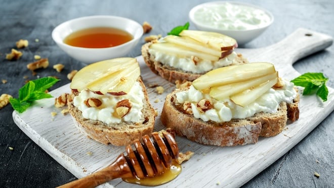 toasts au chèvre frais, poires et miel