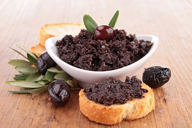 bol de tapenade aux olives noires