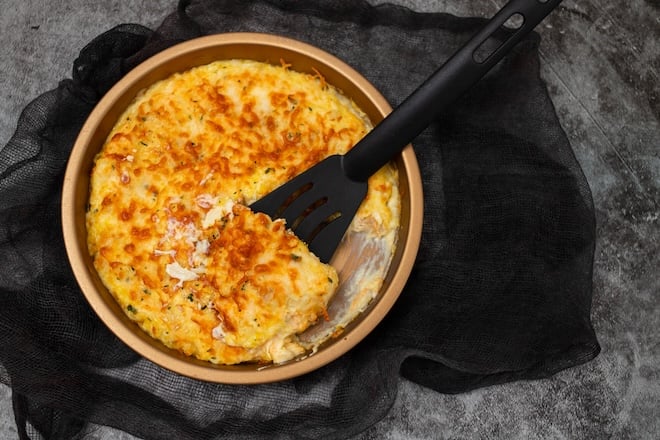 plat de gratin dauphinois avec du saumon fumé